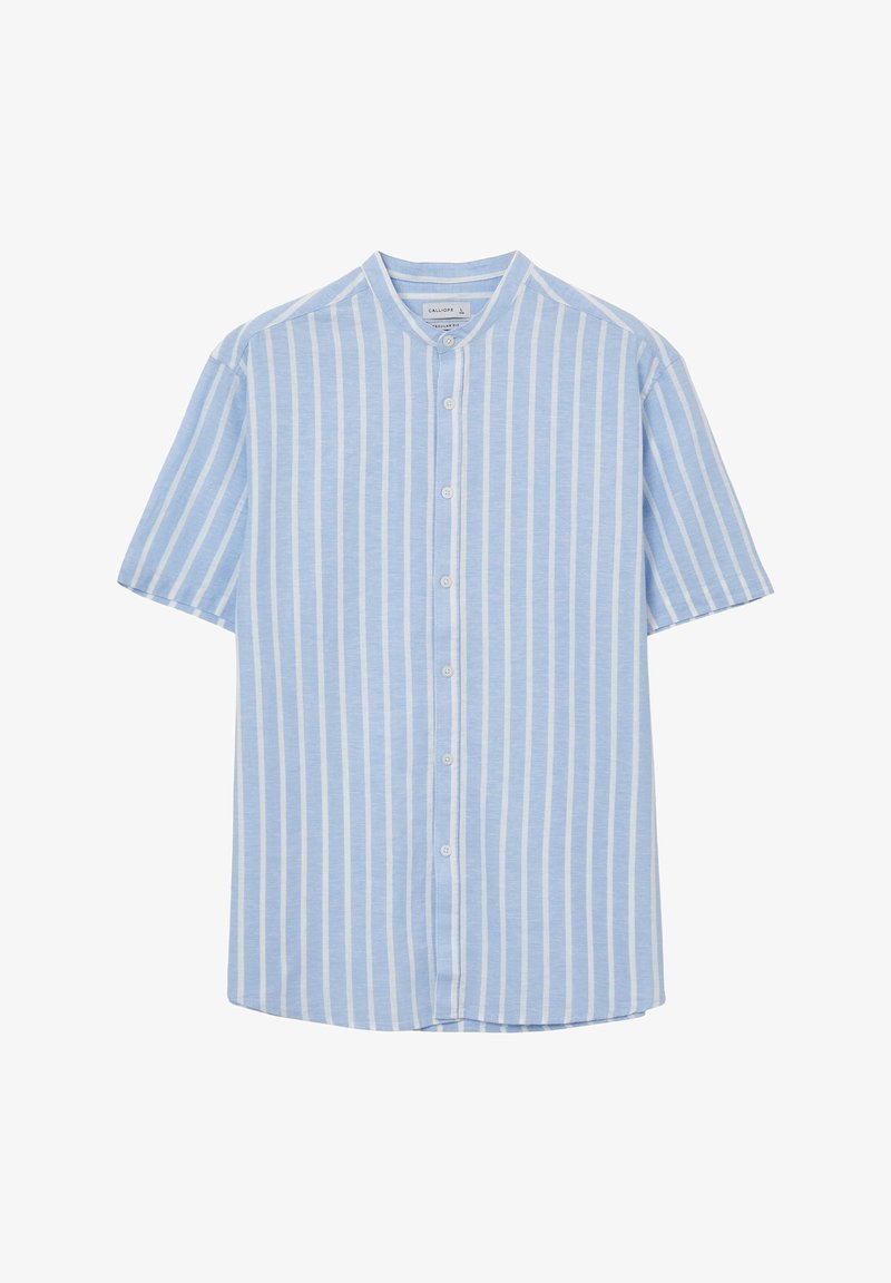 Chemise bleu clair à manches courtes avec rayures verticales blanches et petit col mao.