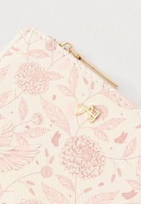 Πορτοφόλι σε κρέμ χρώμα με ροζ floral και πουά εκτύπωση, υφή επιφάνειας, χρυσό φερμουάρ και χρυσό λογότυπο "AH".