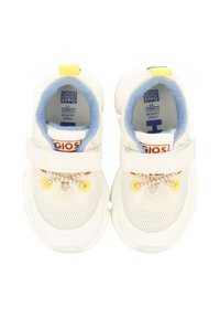Zapatillas infantiles de malla blanca con detalles en amarillo y naranja, forro azul y una correa de Velcro. Presentan suelas texturizadas y cordones decorativos.