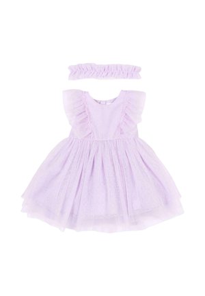 Liliowa sukienka dla niemowląt z falbanowymi rękawkami i kropkowanym wzorem, zestawiona z dopasowaną marszczoną opaską na głowę, prezentowana na białym tle.