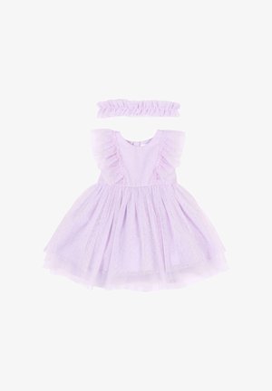 Lila babyjurk met gerimpelde mouwen en gestippelde textuur, gecombineerd met een bijpassende geplooide haarband, getoond op een witte achtergrond.