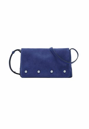 Borsa a tracolla blu in suede a forma rettangolare, dotata di tre borchie argentate e di una tracolla sottile e rimovibile. Texture liscia con una base in contrasto.
