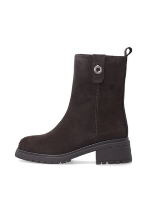 Donkerbruine suède enkellaars met een chunky hak, verticale stiksels en een decoratieve knoopdetail aan de zijkant. Gestructureerd oppervlak.