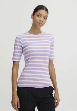 Lilla og hvidstribet t-shirt med korte ærmer, rund halsudskæring, lavet af blødt stof, tætsiddende design, hvis bæres med sorte bukser.