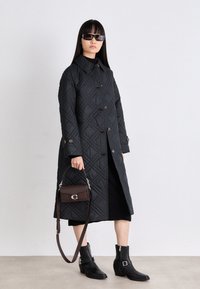 COACH POLISHED TABBY SHOULDER BAG  - Käekott - maple