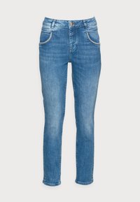 Jeans in denim azzurro chiaro con vestibilità slim, dotati di chiusura con zip, cinque tasche e cuciture a contrasto sul davanti e sul retro.