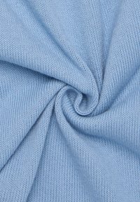 Tessuto lavorato a maglia di un blu chiaro con una texture morbida, che mostra un motivo a spirale e dettagli a coste. La superficie appare liscia e uniforme.