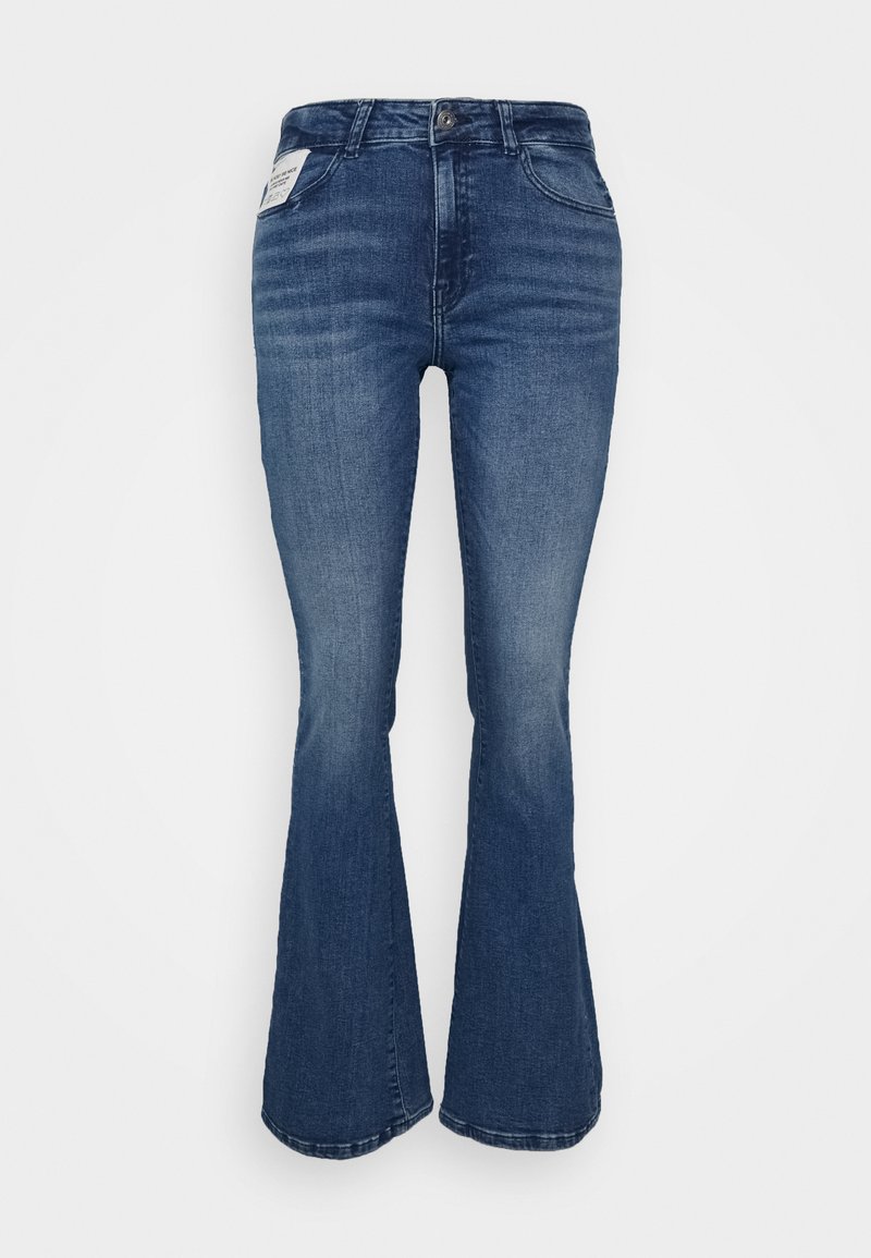 Jeans de lado flared em azul escuro feitos de denim, com um design clássico de cinco bolsos, detalhes desbotados e fecho de correr com botão.