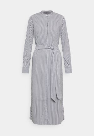 Robe-chemise à manches longues, longueur genou, avec des rayures verticales noires et blanches, un col montant, une patte de boutonnage à l'avant et une ceinture assortie à nouer à la taille.