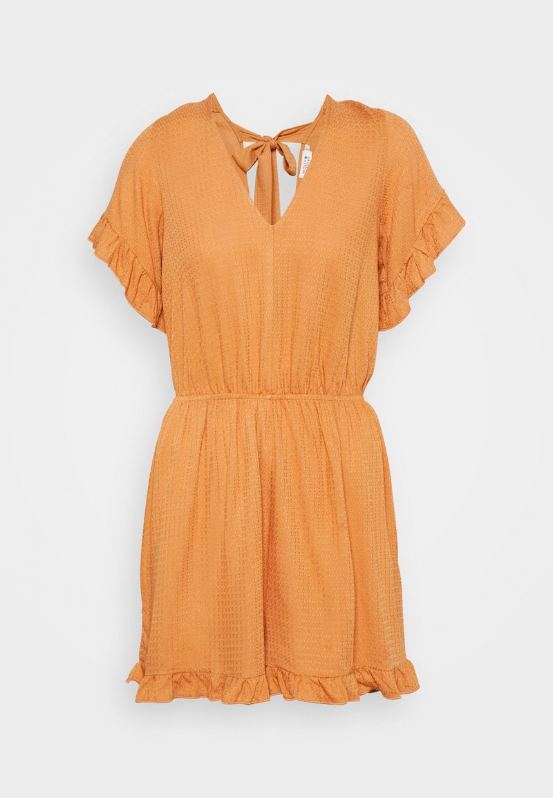 Robe orange à manches courtes en tissu texturé, col en V, fermeture par lien à l'arrière, taille élastique et volants aux ourlets des manches et de la jupe.