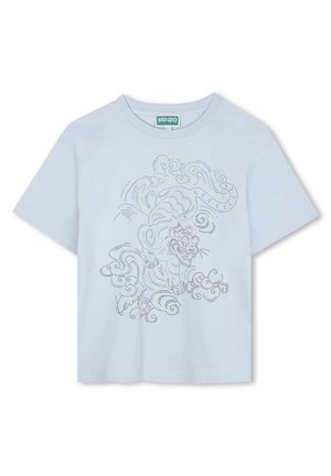 Lichtblauw katoenen T-shirt met korte mouwen en een ronde hals. Bevat een grafisch ontwerp van een tijger en zich wervelende wolken in een gestippeld grijs ontwerp.