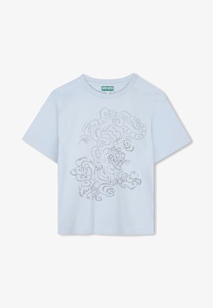 T-shirt en coton bleu clair à manches courtes et col rond. Présente un graphisme d'un tigre et des nuages tourbillonnants dans un design gris à pois.