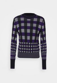 Pull tricoté présentant un motif à carreaux en violet, noir et gris. Poignets et ourlet côtelés avec des tailles de carreaux variées ajoutant de la texture.