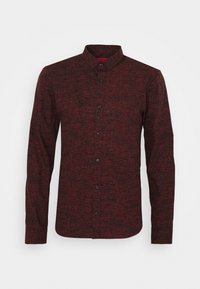 Camicia a maniche lunghe con motivo rosso e nero, colletto, bottone frontale e finitura in tessuto testurizzato.