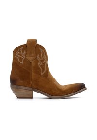 Stivale da cowboy in suede marrone con punta affusolata, cuciture decorative, tacco basso impilato e accenti goffrati sottili.