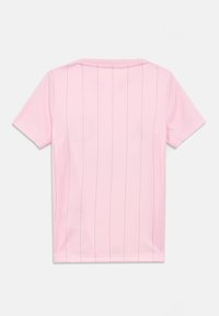 Ροζ ανοιχτόχρωμο κοντομάνικο T-shirt με λεπτές κάθετες γκρι ρίγες, εμφανιζόμενο από πίσω σε λευκό φόντο.