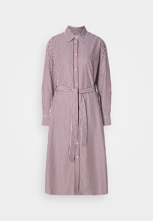 Vestido de camisa riscado em bordô e branco. Apresenta mangas longas, cintura com cinto e um corte reto com colarinho.