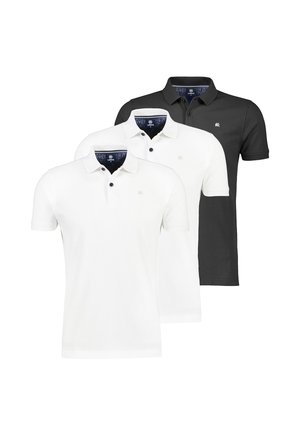 Drei kurzärmelige Poloshirts in Weiß und Schwarz, jeweils mit Kragen, dreiknöpfiger Knopfleiste und kleinem Brustlogo.