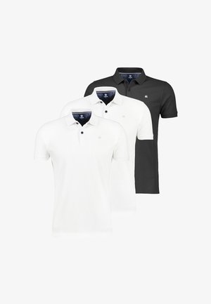 Drei kurzärmelige Poloshirts in Weiß und Schwarz, jeweils mit Kragen, dreiknöpfiger Knopfleiste und kleinem Brustlogo.