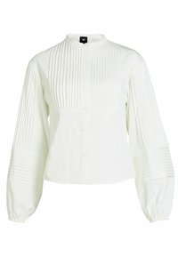 Hvid skjorte med knaplukning, der har lodrette plisseringer på fronten og ærmerne, med en krave og let puffede, samlede ærmer.