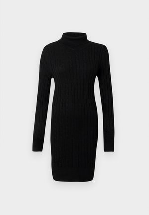 Abito a maglia nera con collo alto, maniche lunghe e punto corda, con polsini e orlo a costine, su sfondo bianco semplice.
