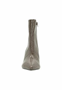 Bottes chelsea brillantes marron avec texture crocodile, bout pointu et fermeture éclair latérale visible, présentées de face sur fond blanc.
