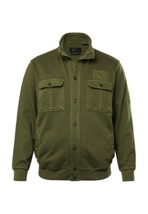 Giacca verde oliva realizzata in tessuto texturizzato, con chiusura a zip e bottone, due tasche sul petto e polsini e orlo a coste.