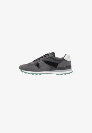 Zapatillas grises con parte superior de ante y sintético, acentos negros, detalles ondulados y suela verde para mayor tracción.