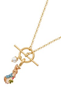 Collana color oro con chiusura a molla circolare, caratterizzata da un pendente a forma di coniglio dettagliato in abbigliamento blu e un accento di perla bianca.