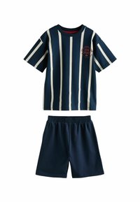 Marineblaue Baumwollkurzarmbluse mit weißen vertikalen Streifen und rotem Logo, kombiniert mit passenden marineblauen Shorts mit elastischem Bund.