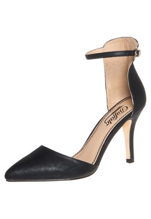 Zwarte pointed-toe hoge hak schoen met enkelbandje en beige binnenvoering, ontworpen voor formele of avondkleding.