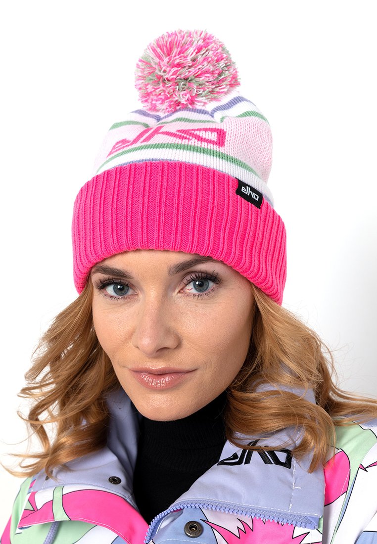 Gebreide beanie in het roze met witte en groene strepen. Voorzien van een multicolore pompon bovenop en een geribbelde textuur aan de onderkant. Zwarte merklabel bevestigd.