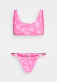 Conjunto de bikini em tie-dye rosa. O top apresenta um decote quadrado e alças largas; a parte de baixo tem alças laterais finas e cobertura mínima. Textura suave.