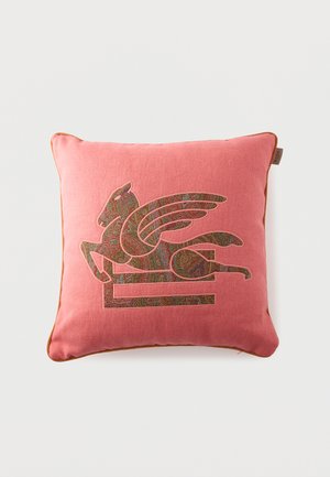 Quadratisches pinkfarbenes Kissen mit detailliertem geflügeltem Pferde-Design im Paisley-Muster, mittig auf dem Stoff.