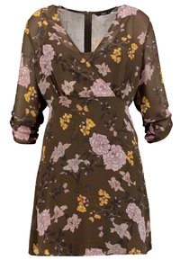 Florales Wickelkleid in dunklem Olivgrün mit rosa und gelben Blumen, V-Ausschnitt, 3/4-Ärmeln, gerafften Details und einem verdeckten Reißverschluss am Rücken.