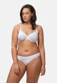 Valkoinen rintaliivisetti ja siihen sopiva bikini, joissa on sileä kangas, kaarituet, säädettävät olkaimet ja minimalistinen muotoilu.