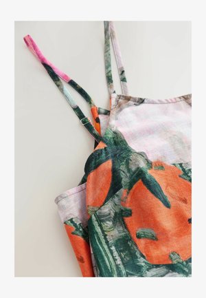 Platas strap kleita ar abstraktu ziedu rakstu oranžā, zaļā un rozā krāsā uz viegla auduma ar brīvu piegriezumu.