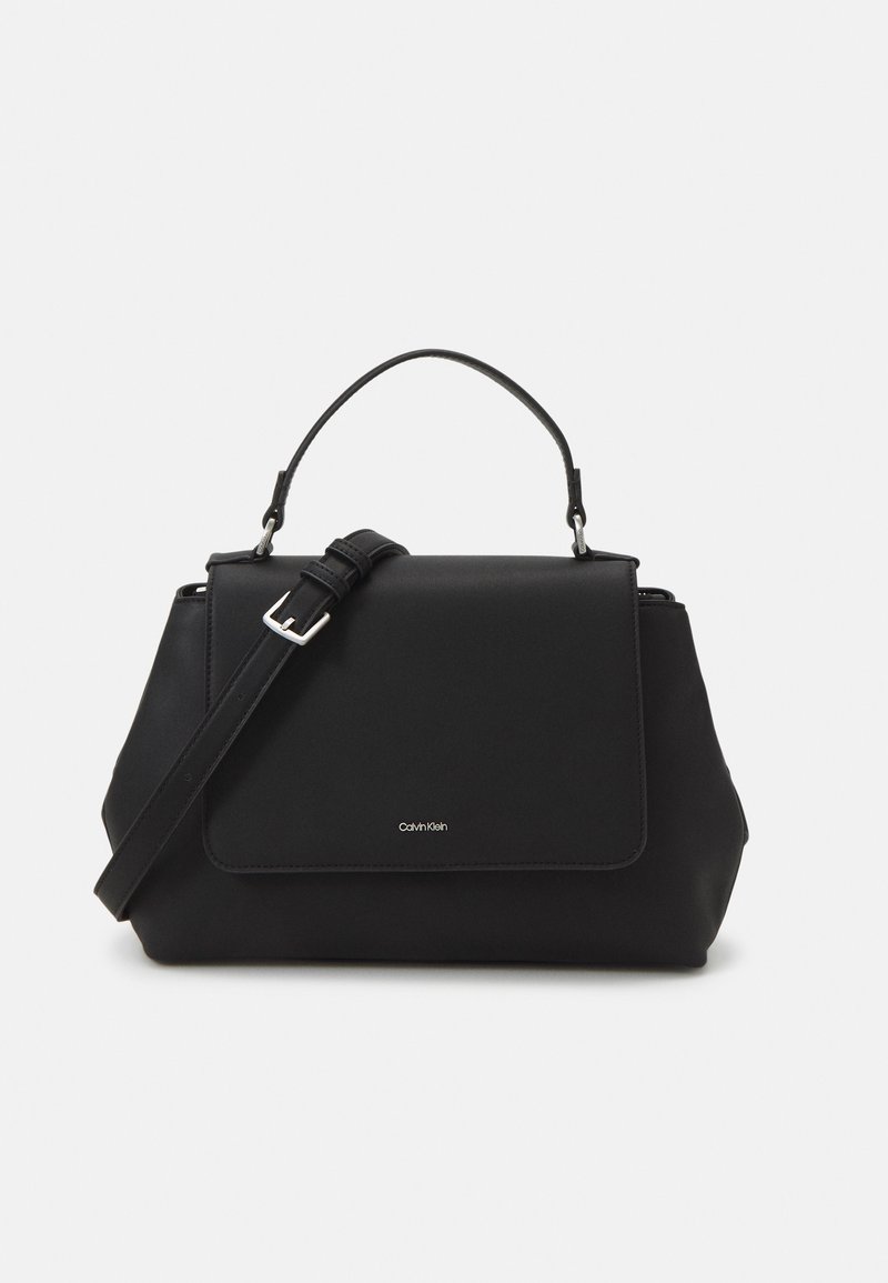 Bolso de mano negro con un diseño estructurado, material de imitación de cuero suave, asa corta en la parte superior y correa para el hombro ajustable. Cuenta con un cierre de solapa.