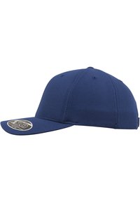 Cappellino da baseball blu navy con design strutturato, visiera piatta e sei fori di ventilazione. Presenta un'etichetta con il logo sul pannello anteriore.