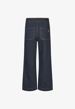 Jeans a gamba larga in denim scuro con vita alta, caratterizzati da cuciture gialle, due tasche sul retro e un logo minimalista sopra la tasca destra.