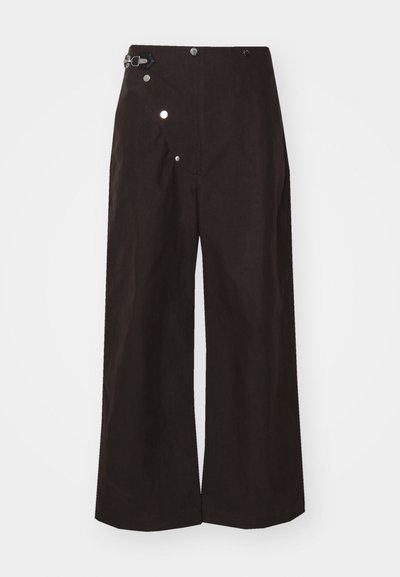 Nanushka LORANT TROUSERS - Pantalon classique - dark brown/black