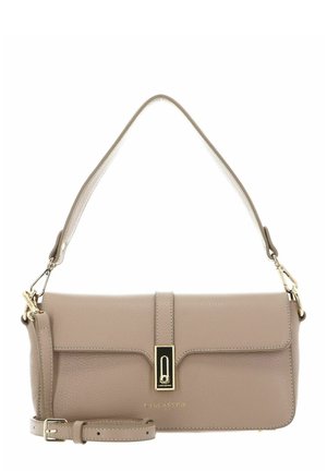 Borsa a mano in pelle beige con una finitura texture, caratterizzata da una chiusura in tono oro, tracolla staccabile e una forma slim rettangolare.