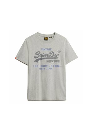 Szara bawełniana koszulka z krótkim rękawem, okrągłym dekoltem i nadrukowanymi grafikami w niebieskim i czarnym kolorze, w tym napisy "SuperDry" i "Tokyo, Japan."