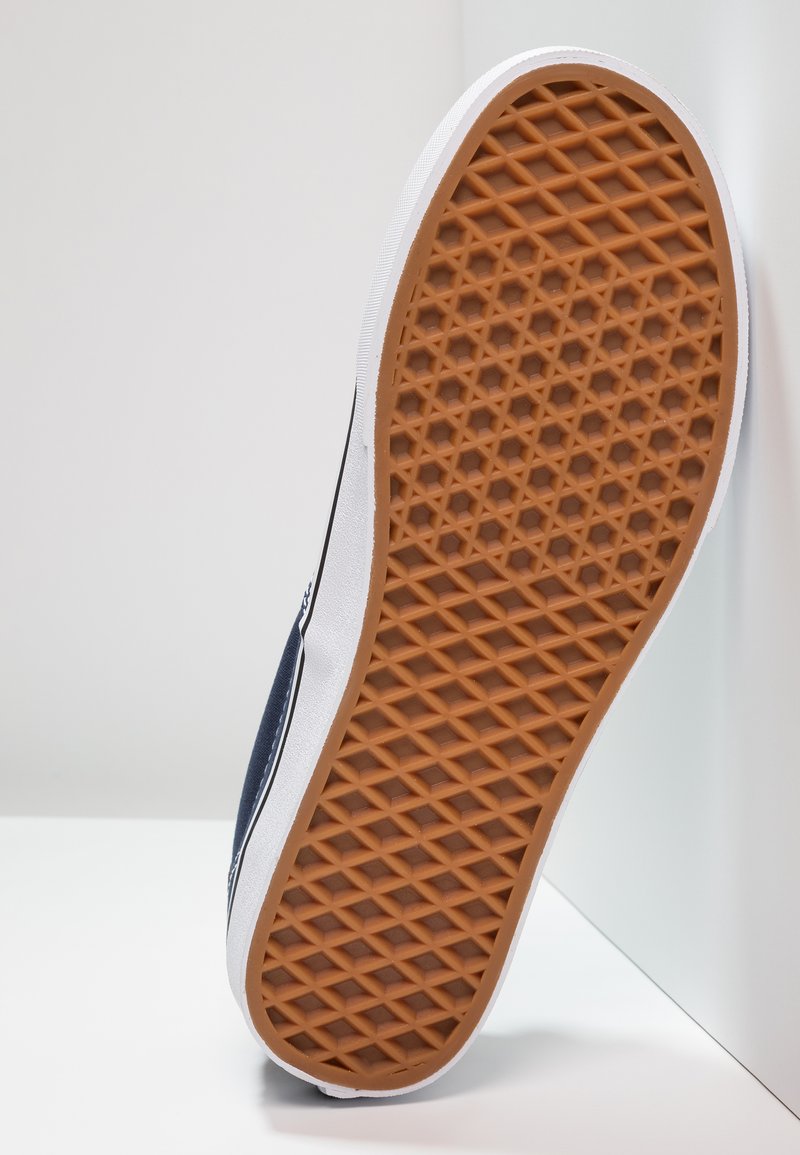 Zapatillas navy con una suela de goma texturizada con un patrón de diamante. Los acentos y bordes blancos realzan la claridad del diseño.