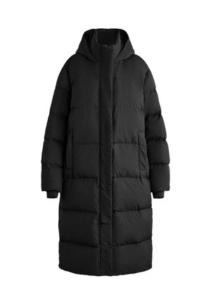 Čierna nadýchaná bunda s dlhým, voľným strihom, kapucňou a rebrovanými manžetami; má horizontálne prešívané časti a dve bočné vrecká.