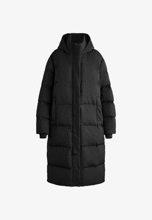 Fekete pufi kabát hosszú, bő szabással, kapucnival és bordázott mandzsettákkal; vízszintes steppelt részekkel és két oldalzsebbel.