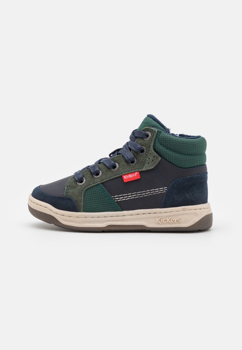 Zapatilla alta con una mezcla de materiales en azul, verde y gris. Presenta un diseño con cordones, un cuello acolchado y acentos texturizados. Logo de Kickers en el lado.