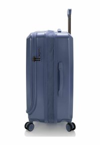 Hartschalenkoffer in mattem Blau mit einem ausziehbaren Griff, Doppeltrollen, Kombinationsschloss und einer strukturierten Oberfläche für besseren Halt.