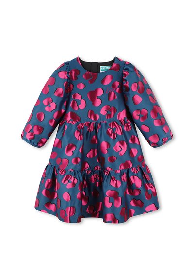 Robe à manches longues en satin bleu marine dotée d'un imprimé léopard rose, d'une jupe à volants superposés et d'un col rond avec une empiècement noir.