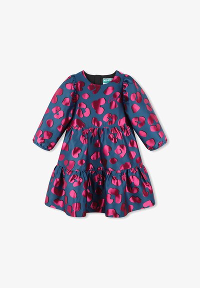 Robe à manches longues en satin bleu marine dotée d'un imprimé léopard rose, d'une jupe à volants superposés et d'un col rond avec une empiècement noir.